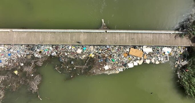 Puente lleno de basura a vista de drone