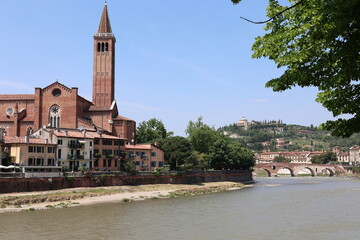 Blick auf die Historische Altstadt von Verona in Italien	