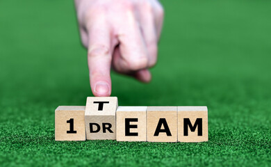 Cubes form the expression 'one dream, one team'.