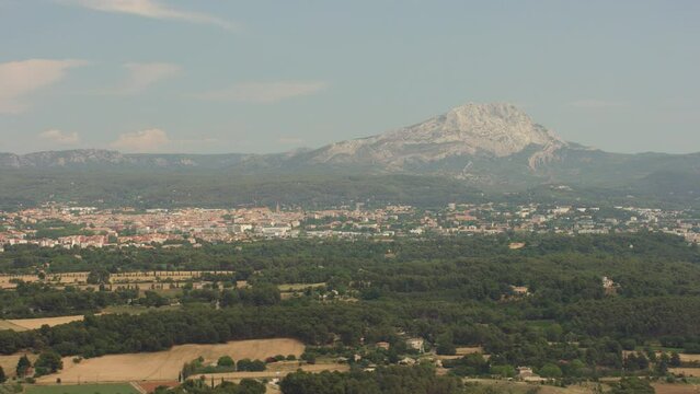 vue a&eacute;rienne d' aix en provence avec la sainte victoire