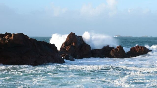 Clip avec son, grosses vagues sur la c&ocirc;te de granit rose en Bretagne - France 4K