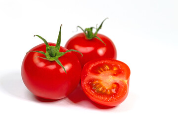 Strauchtomaten isoliert vor weißem Hintergrund