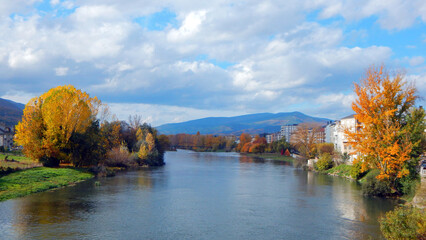 Fototapeta na wymiar autumn landscape with the Sil river in O Barco de Valdeorras, Ourense