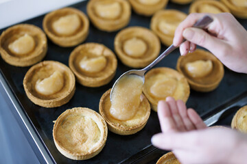 Recette de Pomme pochée sur fonds de tarte noisettes