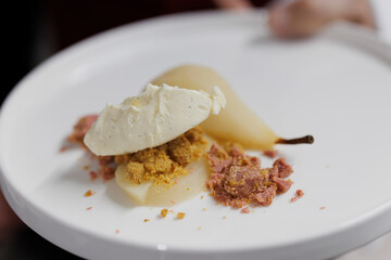 Recette de Poires pochées sur crumble au chocolat Rubis
