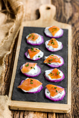 mise en bouche de radis saumon et crème à la ciboulette