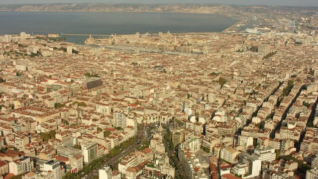 vue a&eacute;rienne de marseille avec la place castellane