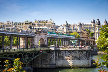 Pont de Bir-Hakeim and subway, Paris, France - obrazy, fototapety, plakaty