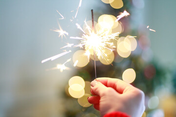 Obraz premium Young woman holding sparkler