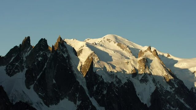 vue a&eacute;rienne du mont blanc avec les aiguilles de chamonix et l'aiguille du midi