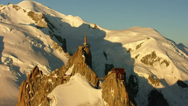 Vue a&eacute;rienne de l'aiguille du midi au lev&eacute; du soleil