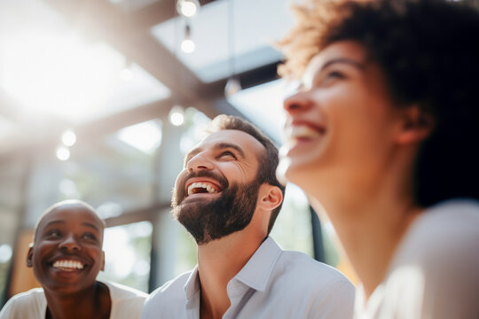 Empleados felices se re&uacute;nen para mostrar la belleza de la diversidad, los diferentes or&iacute;genes y culturas en el lugar de trabajo.