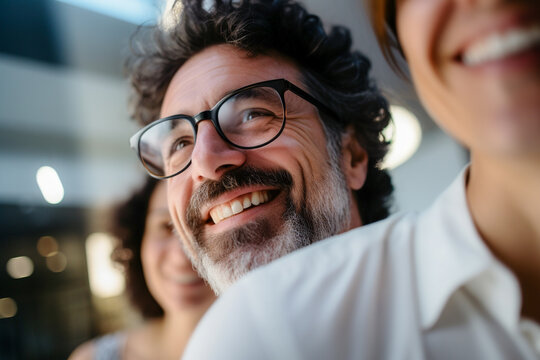 Empleados felices se re&uacute;nen para mostrar la belleza de la diversidad, los diferentes or&iacute;genes y culturas en el lugar de trabajo.