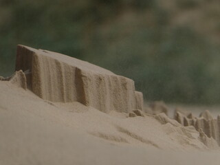 Abstrakte und bizarre Sandformen vom Wind auf einer Wanderdüne