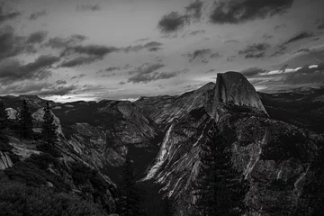 Papier Peint photo autocollant Half Dome Captured from Glacier Point, this black and white photo showcases the iconic Half Dome in Yosemite National Park