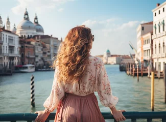 Photo sur Plexiglas Pont du Rialto Young woman travel Italy. Vacation in Europe. Girl enjoy beautiful view in Venice. Female tourist walking on streets in Venezia. Fashion blogger take photo on scenic bridge of Grand Canal.