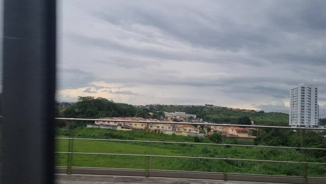 Recorrido en metro con vista a zonas recidenciales y comerciels en panam&aacute;.