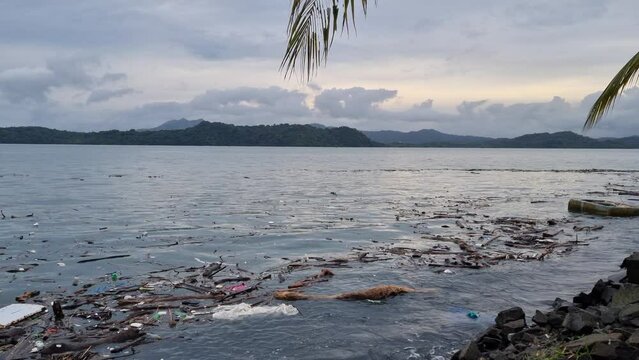 Aguas contaminadas de basura y desperdicios, contamination de las aguas