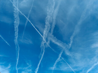 Estelas de aviones en el cielo azul