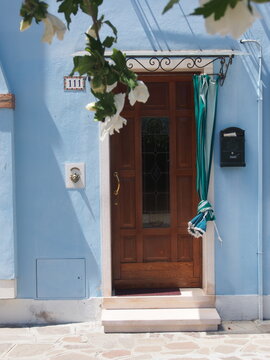 Porte et rideaux bleus &agrave; Burano (Venise, Italie)