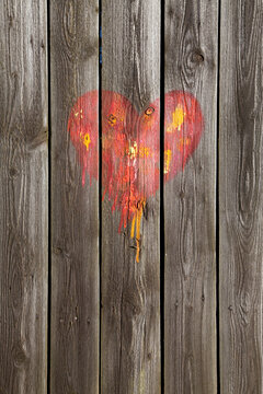 Gespr&uuml;htes Herz in rot und orange auf Holz / Streetart
