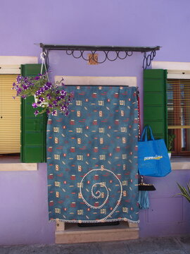 Porte et rideaux bleus, vert, et mur violet &agrave; Burano (Venise, Italie)