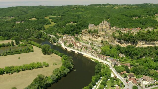 vue a&eacute;rienne du village de Beynac et Cazenac
