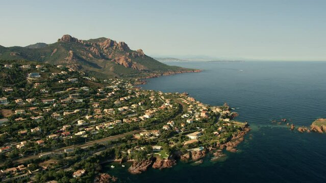 vue a&eacute;rienne du cap roux