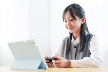 タブレットでゲームを遊ぶ女の子