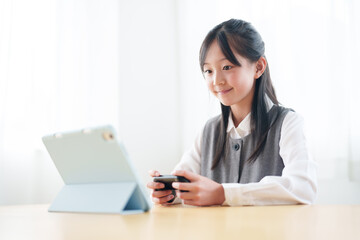 タブレットでゲームを遊ぶ女の子