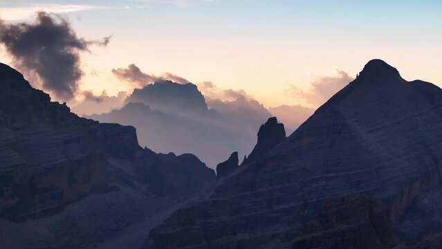 Volo fra le vette delle Dolomiti con progressivo allontanamento e sfumature di colore, prospettiva aerea 4k: parte 2