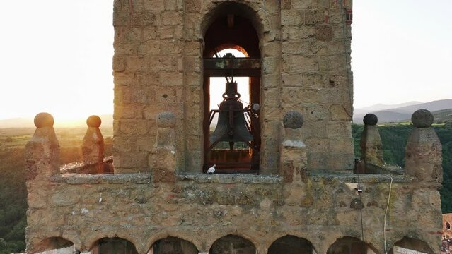 Torre campanaria della cattedrale del borgo di Pitigliano, Toscana, drone, 4k