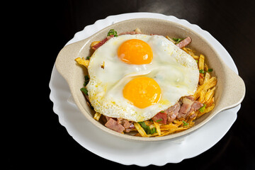 Broken eggs: a Spanish dish of fried eggs on a bed of crispy potatoes and ham, a flavorful and comforting delicacy.