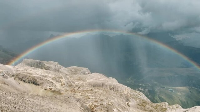 Doppio arcobaleno sulla cresta delle Dolomiti, vista aerea drone 4k: parte 2