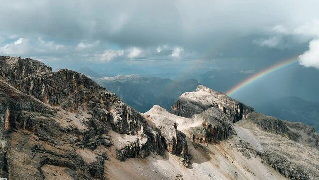 Doppio arcobaleno sulla cresta delle Dolomiti, vista aerea drone 4k: parte 1