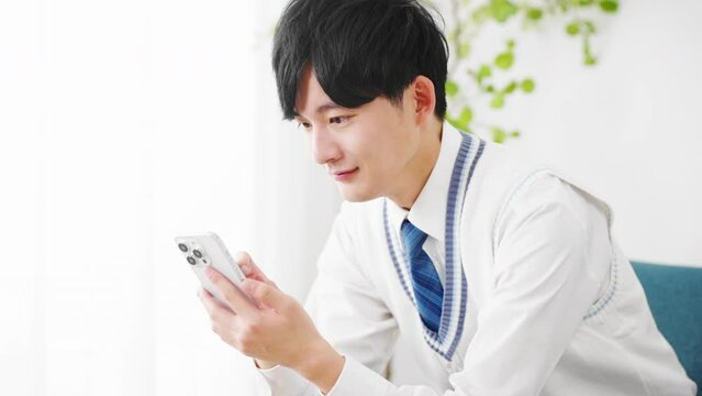 学生服を着ている若い男性　学生イメージ