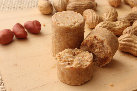 Sweet made from "pa&ccedil;oca" peanuts, traditional in June festivals.