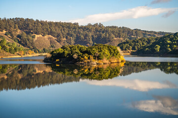 Fototapeta premium Lake Chabot Regional Park. Autumn landscape.