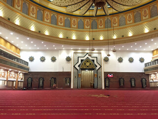 Obraz premium interior of the mosque, one of the main rooms where Muslims worship, with a dome above it, shows beautiful and very impressive Islamic architecture