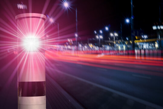 Geschwindigkeitskontrolle mit einem Blitzer an der Stra&szlig;e