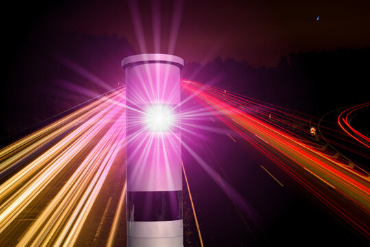 Geschwindigkeitskontrolle mit einem Blitzer an der Stra&szlig;e