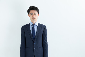 真っ直ぐ前を見つめるスーツの男性　Business