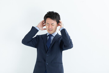 頭を抱えるビジネスマン　Business