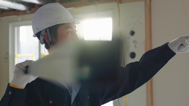 現場で作業をする大工