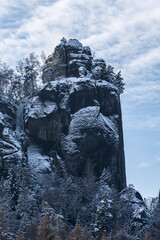 Schneebedeckter Felsengipfel 1