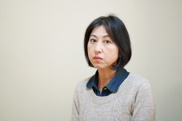 Fototapeta premium セ―ターを着た中年女性