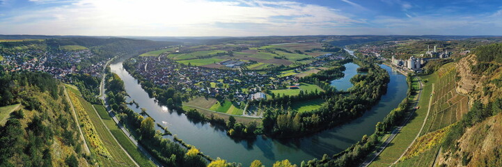 Die Flussschleife bei Homburg am Main windet sich durch das Tal und ist von Bäumen und Weinbergen umgeben. Homburg, Marktheidenfeld, Main-Spessart, Unterfranken, Bayern, Deutschland.