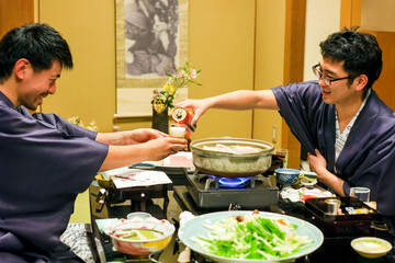 ビールを注ぐ男性_宴会