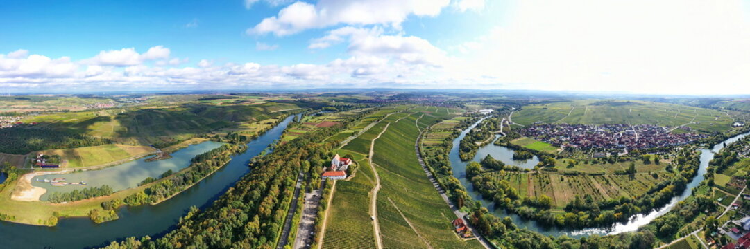 Die Mainschleife bei Volkach windet sich durch das Tal und ist von Feldern und Weinbergen umgeben. Volkach, Kitzingen, Unterfranken, Bayern,  Deutschland.