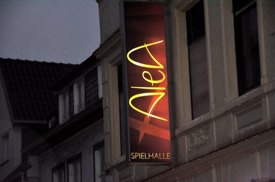 Alea Logo # Au&szlig;enreklame f&uuml;r die Spielhalle bei Dunkelheit fotografiert.